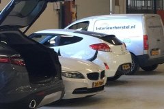 Op lokatie werkvloer autobedrijf